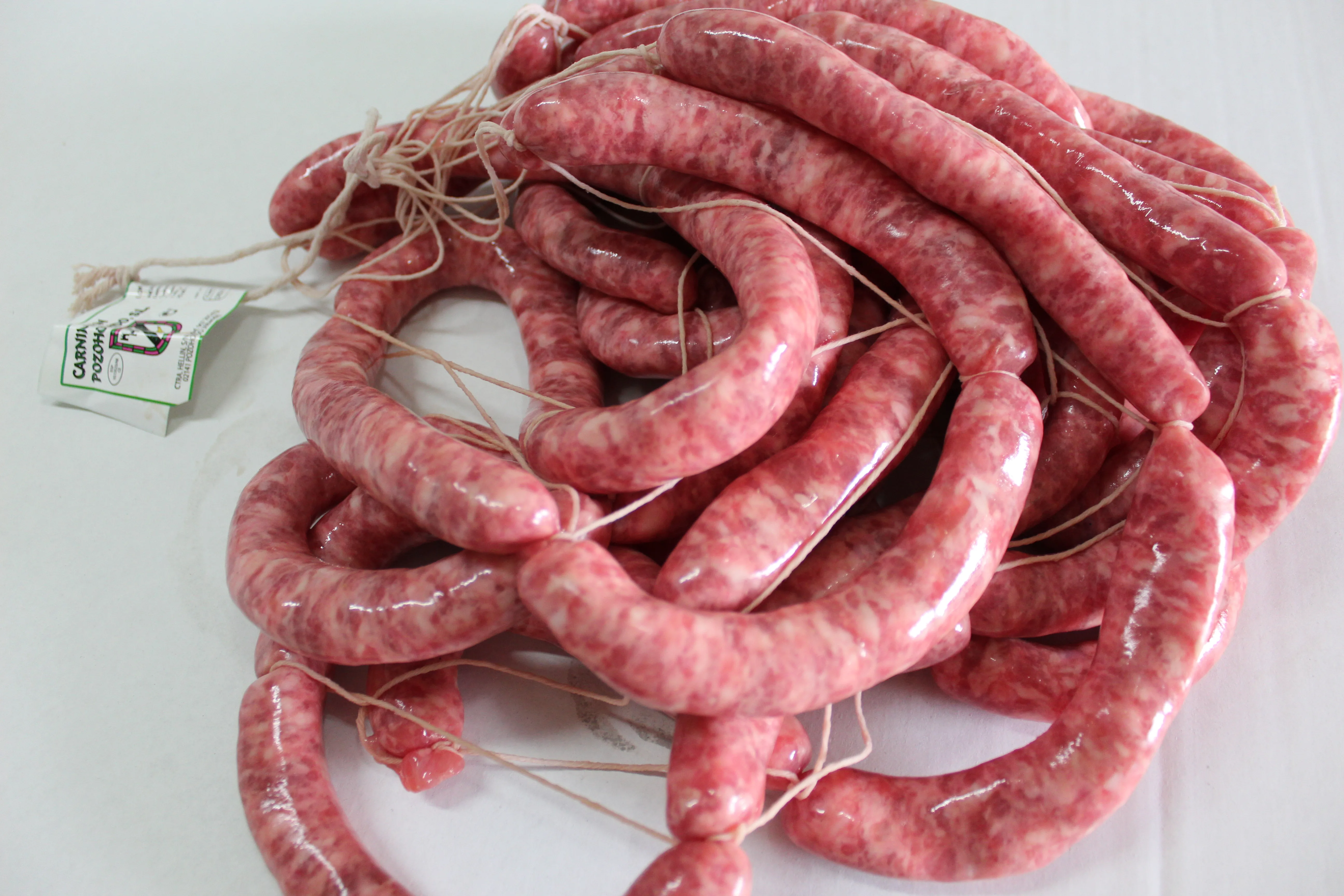 Longaniza fresca en espiral con etiqueta Cárnicas Pozo Hondo S.L.