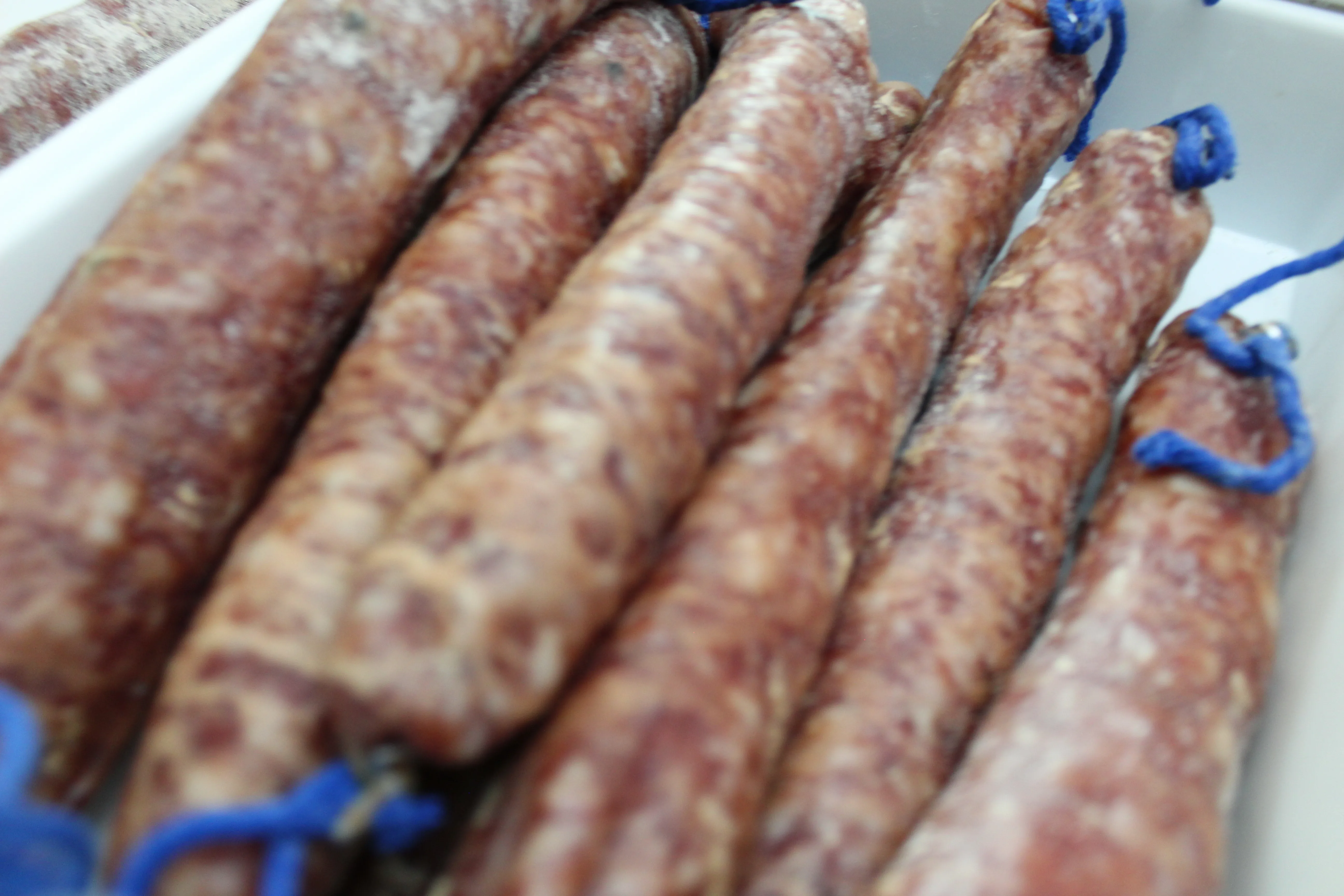 Salchichón curado artesano Cárnicas Pozo Hondo con ataduras azules